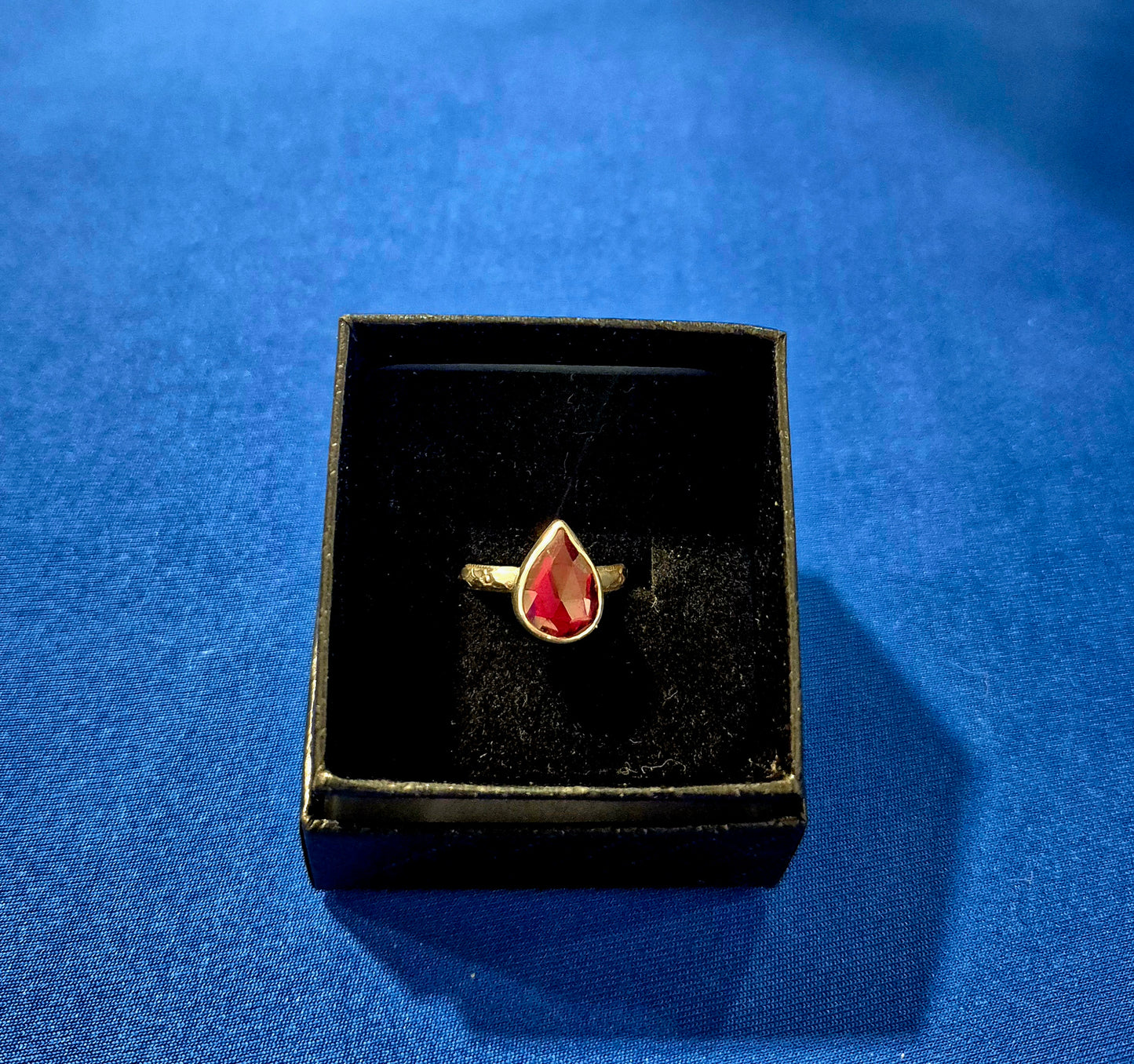 Handmade sterling silver rhodalite Garnet ring with floral detailed band
